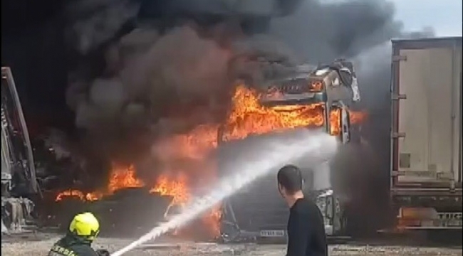 Mersin'de park halindeki 3 tır alev alev yandı