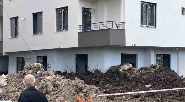 Mersin'de yan yatmaya başlayan bina mühürlendi