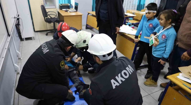 Okulda gerçeği aratmayan deprem tatbikatı