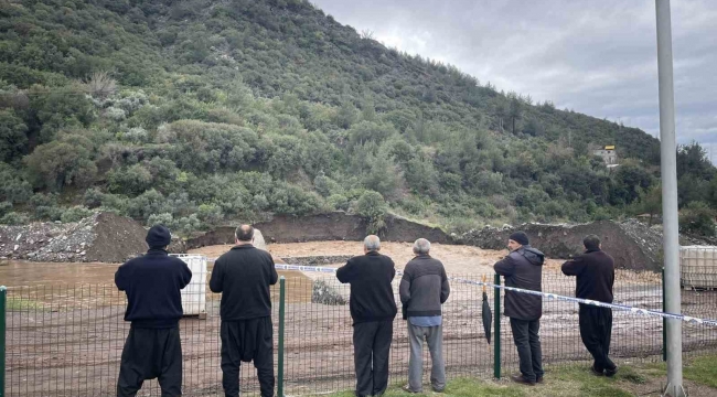 Osmaniye'de dere kenarında bulunan toprak yol çöktü