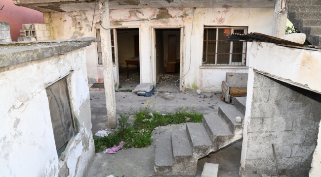 Osmaniye'de iki metruk bina, belediye ekiplerince yıkıldı
