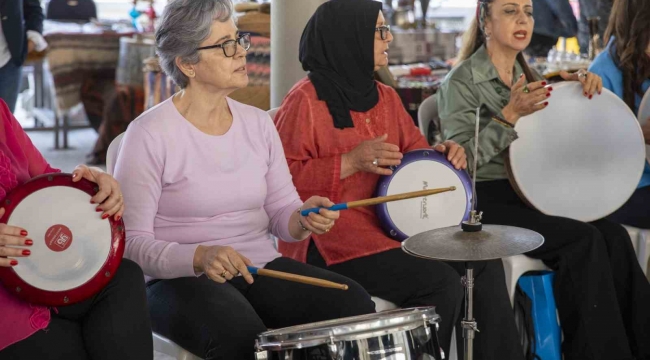 16 kişiden oluşan Kadın Ritim Grubu, Antika Pazarı'nda konser verdi