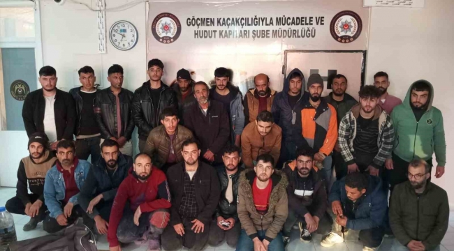 26 kaçak göçmeni tıka basa minibüse dolduran 2 organizatör tutuklandı
