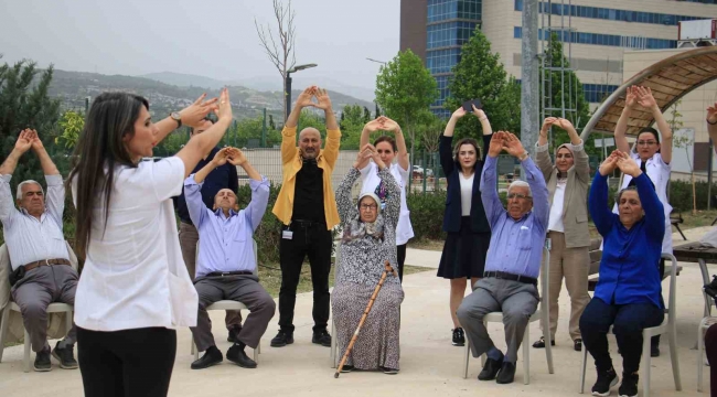 65 yaş üstü hastalar hastane bahçesinde egzersiz yaptı