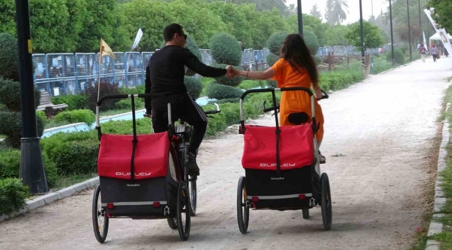 Adana'da 3 çocuklu çift her yere bisikletle gidiyor