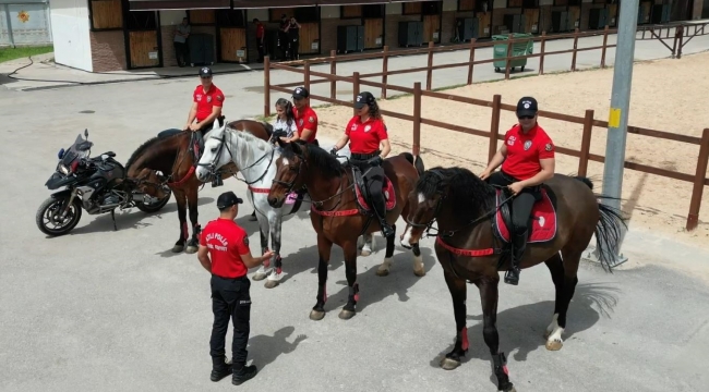 Adana'da engelli çocuklar polis araçlarına ve ata bindi