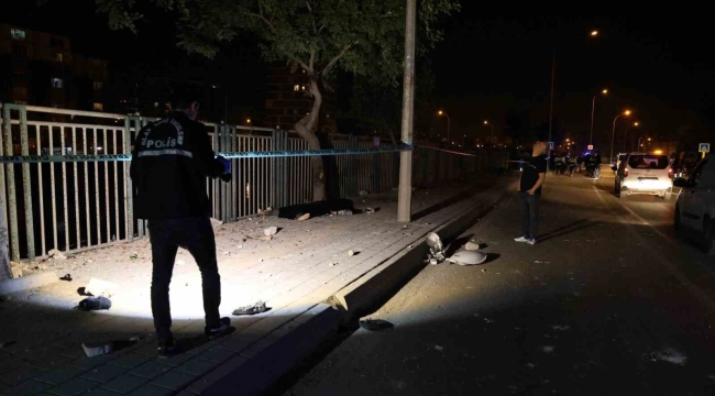 Adana'da feci kaza... Kontrolden çıkan motosiklet kaldırıma çarpıp sürüklendi: 2 ölü