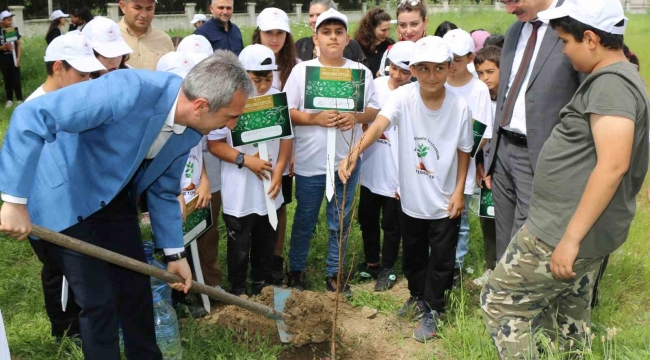 Adana'da okul bahçesine meyve fidanı dikildi