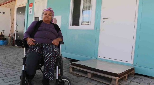 Annesini ve bacağını depremde kaybeden kadın, protez bacağıyla hayata tutundu