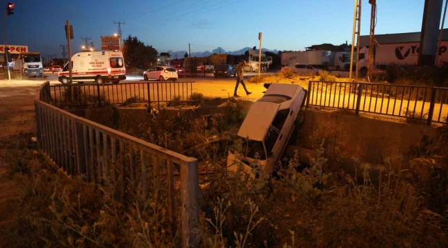 Antakya'da Tofaş otomobil su kanalına uçtu: 1 yaralı