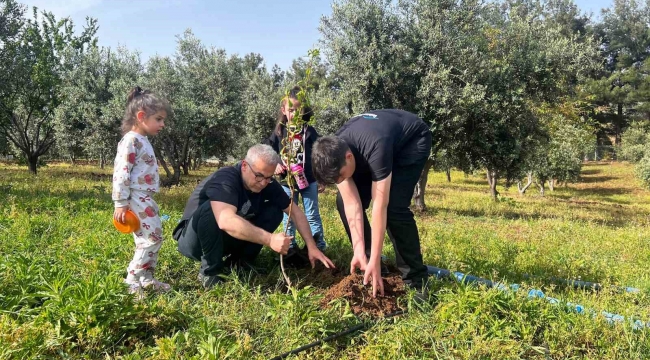 Çevre temizliği ve fidan dikimi yapıp dünyayı güzelleştiriyorlar