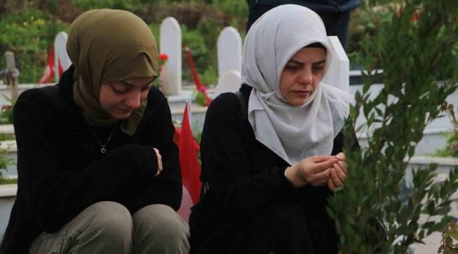 Deprem bölgesinde mezarlıklarda hüzünlü bayram ziyareti