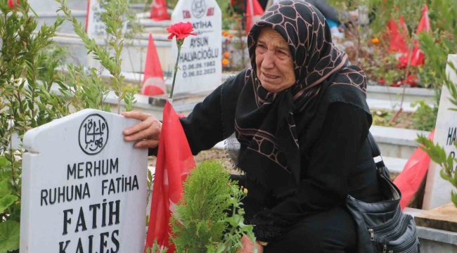 Deprem mezarlığında hüzünlü bayram