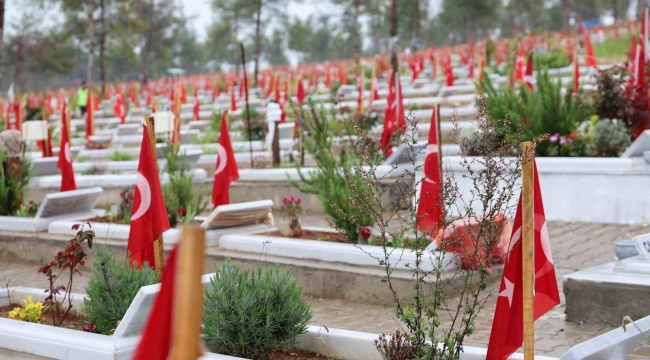 Depremin merkezi Kahramanmaraş'ta mezarlıkta buruk bayramlaşma