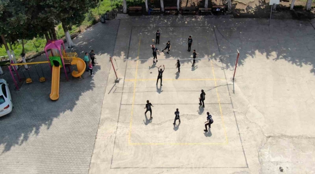 Depremzede öğrenciler beton sahadan madalyaya uzandı