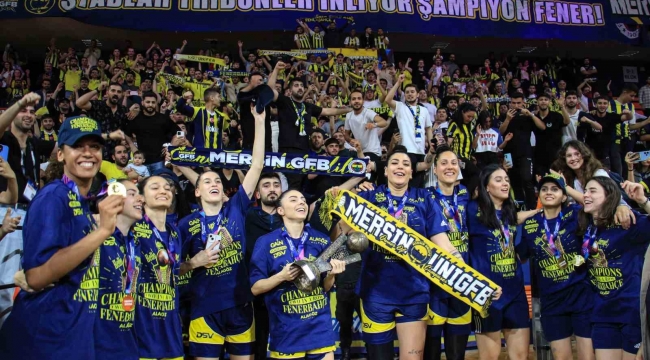 FIBA Kadınlar Euroleague'de şampiyon olan Fenerbahçe kupasını aldı