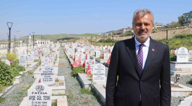 Hatay Büyükşehir Belediye Başkanı Öntürk'den ilk ziyaret deprem şehitliğine