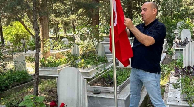 Hatay Büyükşehir Belediyesi şehit mezarında bayrak değişimi gerçekleştirdi