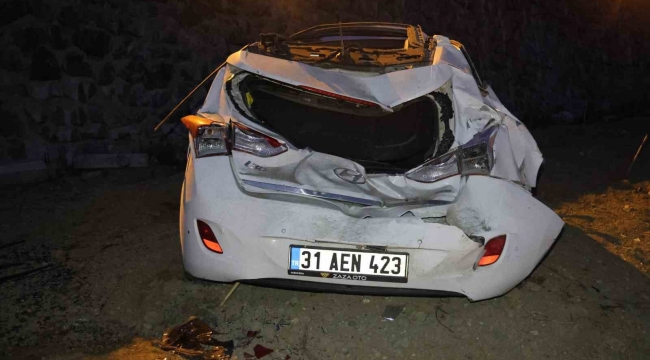 Hatay'da virajı alamayan otomobil istinat duvarından uçtu: 4 yaralı