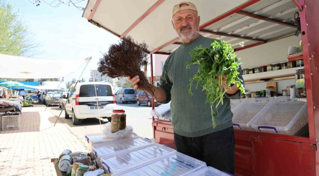 Hem satıyor, hem de faydalarını anlatıyor