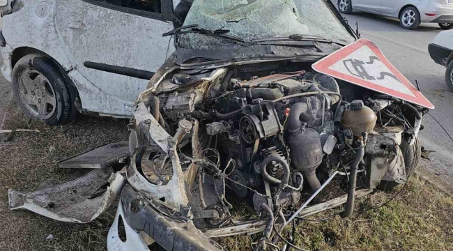 Hurdaya dönen araçtan sağ çıktı