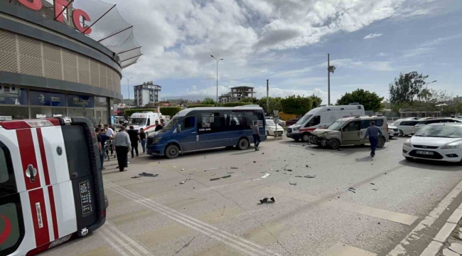 İskenderun'da araçla çarpışan ambulans devrildi: 2 yaralı