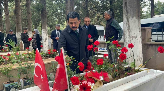 İskenderun'da Ramazan Bayramı öncesi şehit mezarlarına karanfil bırakldı