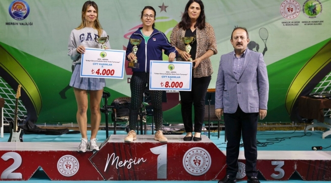 Kadınlar Günü Tenis Turnuvası'nda dereceye girenlere ödülleri verildi