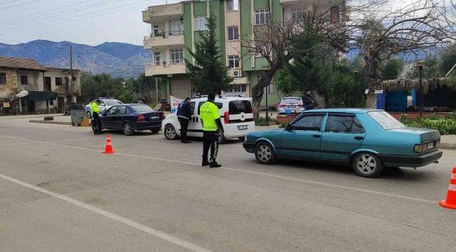 Kozan'da uyuşturucu satmak ve dolandırıcılık suçundan aranan iki kişi yakalandı