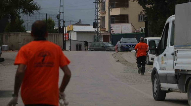 Kuduz hastalığı görülmesiyle karantinaya alınan bölgede sahipsiz hayvanlarla ekipler arasında yaşanan kovalamaca kamerada