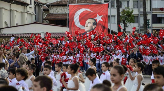 Mersin'de '1923 öğrenci 23 Nisan' konseri verdi