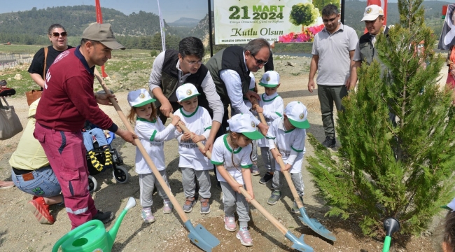 Mersin'de bin fidan toprakla buluşturuldu