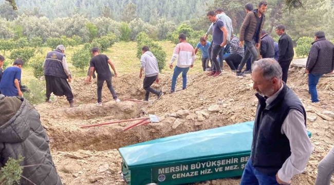 Mersin'de cinayete kurban giden 3 kişilik ailenin cenazeleri defin edildi