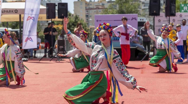 Mersin'de düzenlenen Uluslararası Çocuk Festivali sürüyor
