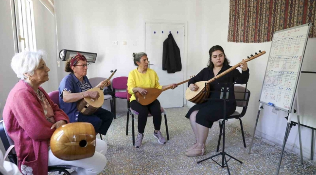 Mersin'de kadınlara bağlama kursu