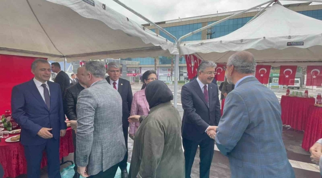 Osmaniye'de protokol üyeleri vatandaşlarla bayramlaştı