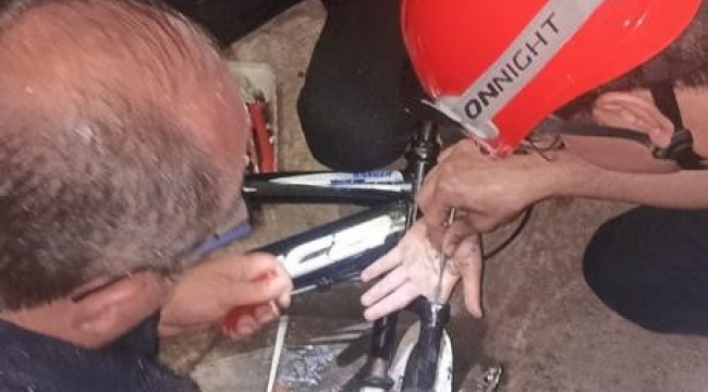 Parmağını bisiklet borusuna sıkıştıran çocuğun yardımına itfaiye yetişti