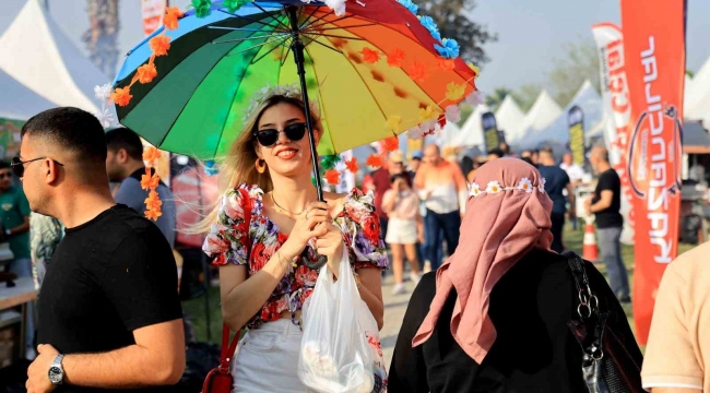 Portakal Çiçeği Karnavalı renkli görüntülere sahne oluyor