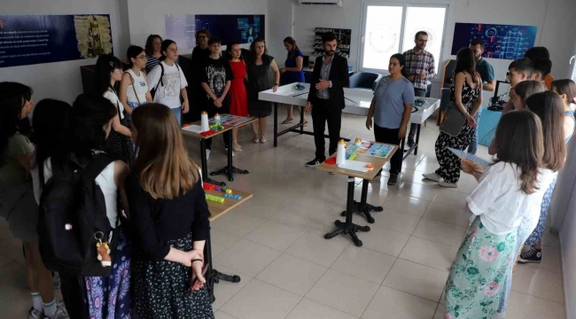 Romanyalı öğrenciler Akdeniz Belediyesinin öğrenme merkezini inceledi