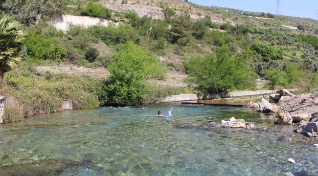 Sıcaktan bunalan depremzedeler, doğal kaynak suyunda serinledi