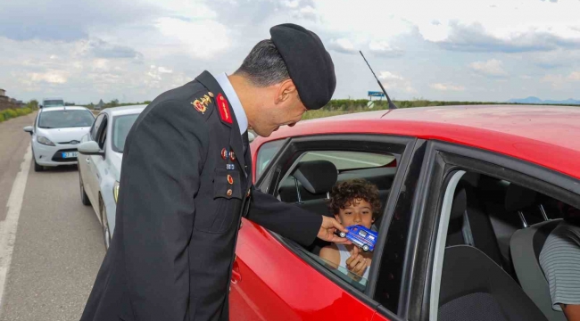 Tümgeneral, uygulamayı denetleyip çocuklara şeker ve hediye verdi