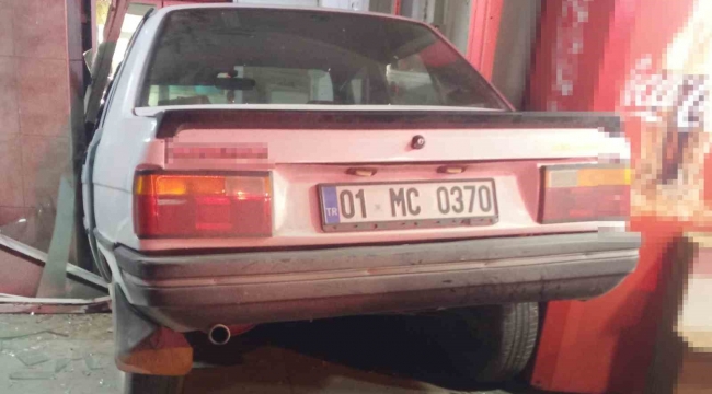 Mersin'de yoldan çıkan otomobil fırına daldı